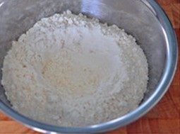 2、培根土豆披萨,高筋面粉和盐混合后放进大碗，中间开穴，四周撒上酵母粉