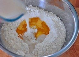 3、培根土豆披萨,依次加入鸡蛋、橄榄油和酵母粉水，和成面团