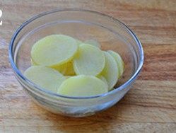 11、培根土豆披萨,捞出沥干水分，加入少许盐和黑胡椒粉略调味儿，备用