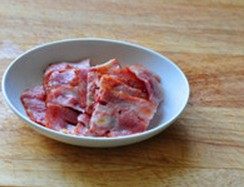 13、培根土豆披萨,培根用平底锅不加油小火煎制表面金黄卷曲，切成和土豆片差不多大小的薄片，备用