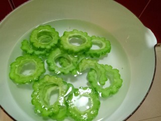 8、回甘清甜的苦瓜酿紫薯,锅中加入水大火烧开，放入切好的苦瓜。