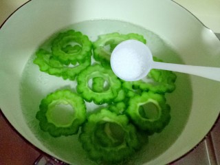 9、回甘清甜的苦瓜酿紫薯,加一勺盐(这样可以保持苦瓜原有的鲜绿色)