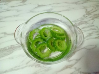 10、回甘清甜的苦瓜酿紫薯,焯水后捞出立即过冷水。