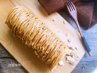 9、花生酱面包卷#乐享双节#,卷好的面包卷上均匀挤上花生酱。