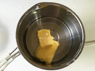 2、胡萝卜香草泡芙（8线连架小胡萝卜模具）,锅中加入水、黄油、盐中火煮沸