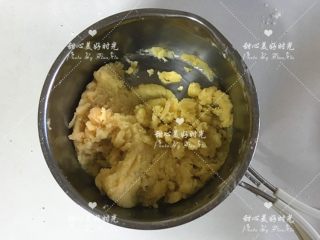4、胡萝卜香草泡芙（8线连架小胡萝卜模具）,油水煮沸后将过筛的低粉加入锅中，用手动打蛋器迅速搅拌均匀，进行糊化