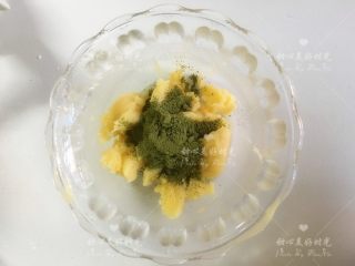 5、胡萝卜香草泡芙（8线连架小胡萝卜模具）,取一部分糊化的面糊，加入抹茶粉并继续搅拌均匀