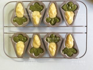 11、胡萝卜香草泡芙（8线连架小胡萝卜模具）,挤入准备好的阳晨8线连胡萝卜模具中