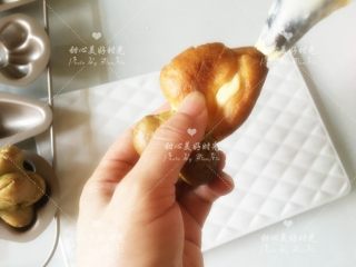 13、胡萝卜香草泡芙（8线连架小胡萝卜模具）,泡芙底部用筷子戳洞挤入香草馅