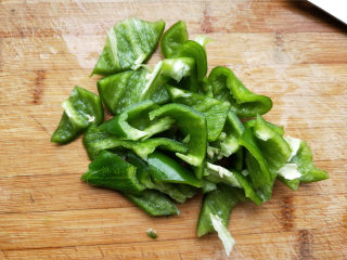 4、地三鲜--家常少油版,青椒也滚刀切。其实和切片也买啥区别。