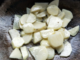 8、地三鲜--家常少油版, 接着倒入沥干水的土豆片，翻炒。土豆不吸油，所以属于半油炸。七成熟时盛出来，油沥干。