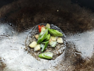 10、地三鲜--家常少油版,放入葱姜炒香。所有炒这几样菜都是用的第一次炒茄子是倒的那些油，所以还是挺省油的吧。