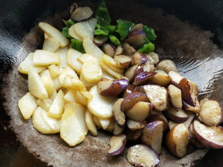 11、地三鲜--家常少油版,倒入茄子、青椒、土豆。