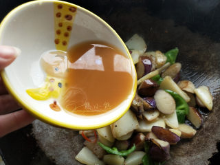 13、地三鲜--家常少油版,把水淀粉搅匀倒入锅中。