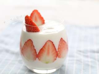 4、自制酸奶,酸奶做好了，立刻将分杯（不锈钢大桶）移到冷藏中经过4小时以上钝化。如果要加糖加蜂蜜加炼乳加水果，吃得时候加在自己杯子里。每天喝酸奶的宝宝绝对不会出现便秘的问题，每天都是妈妈们想要的香蕉便。