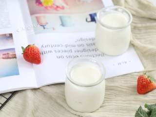 6、自制酸奶,宝宝从7个月开始就可以吃自制酸奶，但是市售的酸奶过甜过香不建议宝宝这么早吃。还有酸奶做好后，每天都会有菌在死亡，大部分市售酸奶保质期21天，快到保质期的酸奶菌基本都死光光了，自己做可以喝到最多菌群的酸奶。