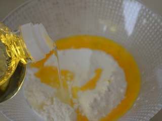 5、杏仁酥,加100克玉米油。