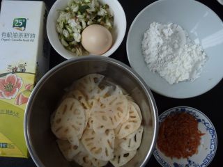 1、莲藕槐花薄饼,各材料，莲藕去皮切很薄的片，用白醋加清水泡软