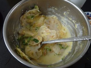 4、莲藕槐花薄饼,加入莲藕、槐花、适量的水