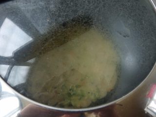 7、莲藕槐花薄饼,慢火加盖煎