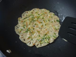 8、莲藕槐花薄饼,莲藕槐花薄饼两面煎透，关火