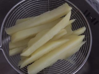 3、炸蔬菜沙拉,捞起过冷水