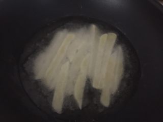 5、炸蔬菜沙拉,锅里热油后将薯条放入油锅中炸至外皮金黄酥脆