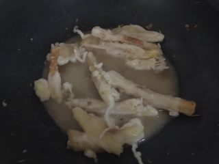 7、炸蔬菜沙拉,放入油锅中复炸