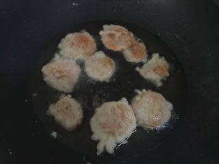 9、炸蔬菜沙拉,然后也放入油锅中炸至金黄捞出后再复炸一次