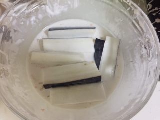 12、炸蔬菜沙拉,茄子切成小段后也裹生粉糊