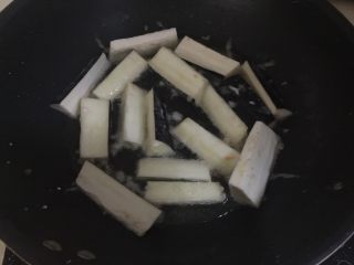 13、炸蔬菜沙拉,也是同样放入油锅中炸至表面金黄出锅后再裹生粉糊再复炸一次