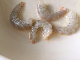 4、虾仁菠萝炒饭,热锅，加少许橄榄油，将虾仁过油，直至至变色后，出锅备用