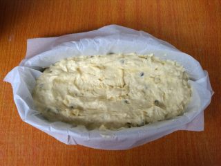 9、百香果磅蛋糕,模具贴油纸，把面糊装入模具，上下火175度烘烤45分钟即可。