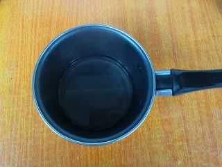 10、百香果磅蛋糕,28水克和15克糖加入小锅内加热至沸腾。