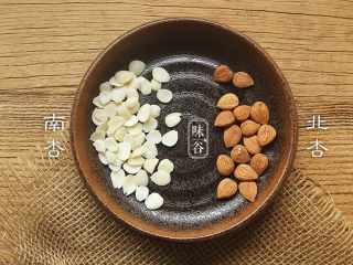 1、苹果梨子汤,南北杏就是南杏仁和北杏仁。杏仁分甜\苦两种,甜的称为南杏,苦的称为北杏。北杏仁有小毒,不能多吃。