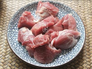 3、苹果梨子汤,将猪腱肉洗净,切成几大块。