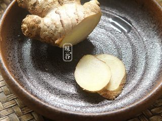 5、苹果梨子汤,切好两片姜片待用。