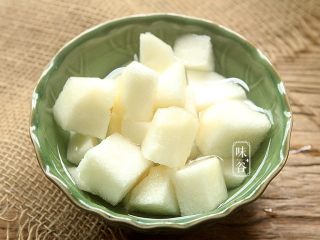 6、苹果梨子汤,梨子去皮去芯切小块。(如果待用时间长,则需要放到水里,防止氧化变黄)