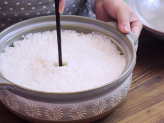 7、醪糟&酒酿鸡尾酒&酒酿小圆子,把准备好的糯米转移到带盖子的容器中,用勺子铺平,并用盖子在中间戳一个洞