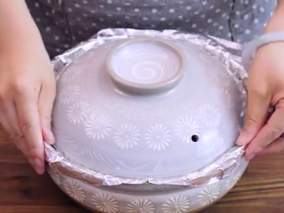 8、醪糟&酒酿鸡尾酒&酒酿小圆子,铺上锡纸,再盖上锅盖,放在一边,在25-30°的环境中发酵36-48小时