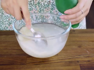 10、醪糟&酒酿鸡尾酒&酒酿小圆子,酒酿鸡尾酒:酒酿和米酒汁一起,舀出来放在碗中,加入两倍的苏打水或碳酸水,用勺子碾压