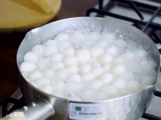18、醪糟&酒酿鸡尾酒&酒酿小圆子,锅烧开水,丢入小圆子,煮至圆子全部浮起来