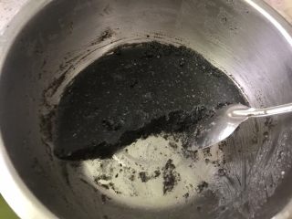 1、萌萌哒龙猫汤圆,把黑芝麻粉、猪油和白糖混合均匀，放冰箱冻硬，然后揉成8～10克左右的小球做馅儿。