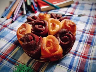 1、怒放玫瑰花面包,美食,定义肯定是:先美后食,这款颜值爆表的玫瑰花面包,肯定会让你心情美美。