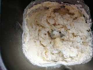 2、怒放玫瑰花面包,除黄油,红曲米粉和玫瑰花馅以外,将材料中所有材料全部放入面包桶,启动揉面程序揉面20分钟。