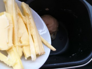 3、怒放玫瑰花面包,20分钟后加入黄油,继续揉面半个小时左右。