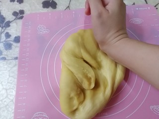 7、怒放玫瑰花面包,发酵好的面取出来用手揉一柔揉排气。