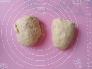 8、怒放玫瑰花面包,揉好的面分成两份。