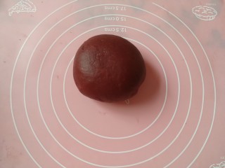 10、怒放玫瑰花面包,红曲米粉和面揉均匀,如图。