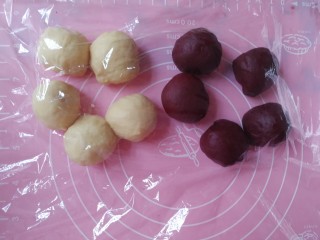 11、怒放玫瑰花面包,将两份面团各分成五份,盖上保鲜膜,松弛20分钟。